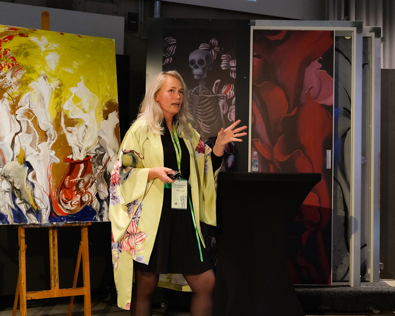 Taiteilija Johanna Oras kertoi miten taide voi n&auml;ky&auml; arjessa, ja kuinka sill&auml; voi sisustaa.